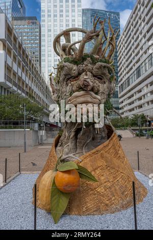 Parigi, Francia - 08 30 2023: Les Extatiquess, arte all'aperto. Scultura in resina di un volto che rappresenta la stagione invernale Foto Stock