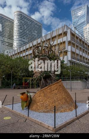 Parigi, Francia - 08 30 2023: Les Extatiquess, arte all'aperto. Scultura in resina di un volto che rappresenta la stagione invernale Foto Stock