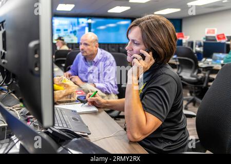 Atlanta, Stati Uniti. 30 agosto 2023. Il personale della Federal Emergency Management Agency lavora i telefoni al centro di risposta alle emergenze Hurricane Idalia, 30 agosto 2023 ad Atlanta, Georgia. Crediti: Steven Zumwalt/FEMA/Alamy Live News Foto Stock