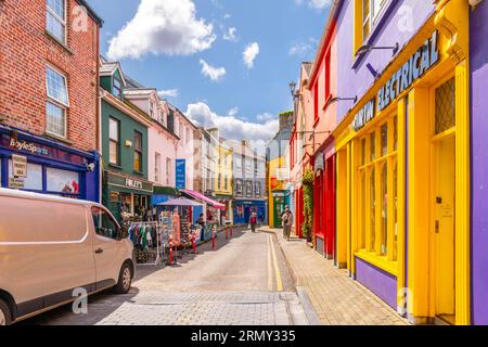 Stradine strette di negozi dai colori vivaci e caffetterie nel centro storico della piccola cittadina portuale di pescatori di Kinsale, nella contea di Cork, in Irlanda. Foto Stock