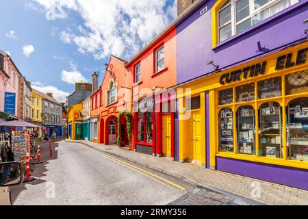 Stradine strette di negozi dai colori vivaci e caffetterie nel centro storico della piccola cittadina portuale di pescatori di Kinsale, nella contea di Cork, in Irlanda. Foto Stock