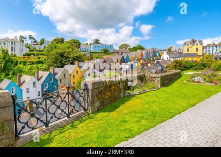 Il pittoresco e colorato Deck of Cards, una fila di case cittadine dipinte con colori vivaci, viste dal parco Garden of Reflection di Cobh, Irlanda. Foto Stock