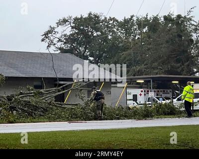 Hinesville, Stati Uniti. 30 agosto 2023. La polizia militare e il personale di emergenza lavorano per pulire un albero caduto e detriti dal Winn Army Community Hospital causato dall'uragano Idalia presso l'esercito degli Stati Uniti Fort Stewart, 30 agosto 2023 a Hinesville, Georgia. Crediti: Gustave Rehnstrom/US Army/Alamy Live News Foto Stock