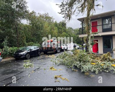 Tallahassee, Stati Uniti. 30 agosto 2023. I membri della Guardia Costiera degli Stati Uniti con il Gulf Strike Team preparano veicoli, rimorchi e attrezzature prima di mobilitarsi per assistere in seguito all'uragano Idalia presso il Fort Stewart dell'esercito degli Stati Uniti, il 30 agosto 2023 a Tallahassee, Florida. Credito: PO3 James Hague/Guardia Costiera degli Stati Uniti/Alamy Live News Foto Stock
