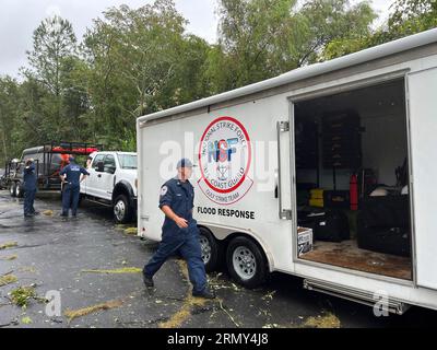 Tallahassee, Stati Uniti. 30 agosto 2023. I membri della Guardia Costiera degli Stati Uniti con il Gulf Strike Team preparano veicoli, rimorchi e attrezzature prima di mobilitarsi per assistere in seguito all'uragano Idalia presso il Fort Stewart dell'esercito degli Stati Uniti, il 30 agosto 2023 a Tallahassee, Florida. Credito: PO3 James Hague/Guardia Costiera degli Stati Uniti/Alamy Live News Foto Stock