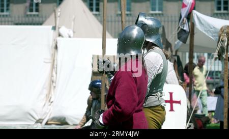 Defender of History of Poised Soldiers with Spears at Reenactment Medieval Gathering Foto Stock