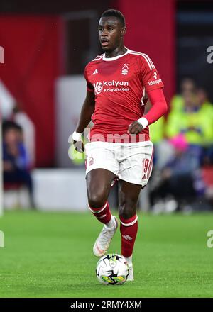 Nottingham, Regno Unito. 30 agosto 2023. Moussa Niakhate (Nottingham Forrest) attacca con il pallone durante il secondo turno della EFL Carabao Cup North match tra Nottingham Forest e Burnley al City Ground, Nottingham, Inghilterra, il 30 agosto 2023. Foto di Mark Dunn. Solo per uso editoriale, licenza necessaria per uso commerciale. Nessun utilizzo in scommesse, giochi o pubblicazioni di un singolo club/campionato/giocatore. Credito: UK Sports Pics Ltd/Alamy Live News Foto Stock