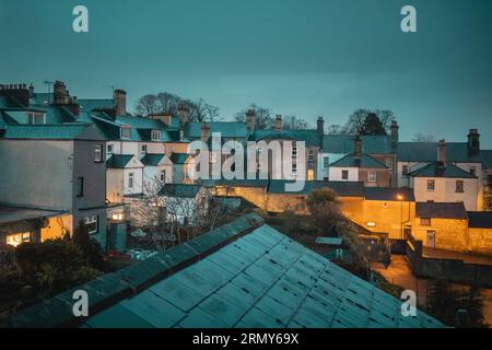 Tipiche case di notte in un sobborgo di derry viste da una finestra alta o da una terrazza sul tetto. Belle case bianche in linea sopra la città di Derry o Londonderry Foto Stock