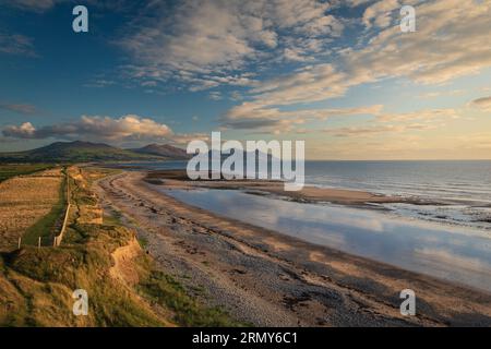 Vista Dinas Dinlle verso Yr Eifl (i rivali) sulla penisola di Llyn, Galles Foto Stock