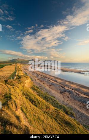 Vista Dinas Dinlle verso Yr Eifl (i rivali) sulla penisola di Llyn, Galles Foto Stock