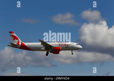 Air Canada Rouge Airbus scende per atterrare all'aeroporto internazionale Montréal-Pierre Elliott Trudeau. Montreal, Quebec, Canada Foto Stock