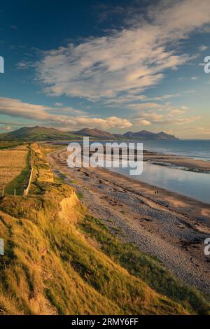 Vista Dinas Dinlle verso Yr Eifl (i rivali) sulla penisola di Llyn, Galles Foto Stock