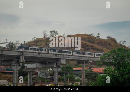 Si sta costruendo un nuovo sistema della metropolitana di panama. La nuova metropolitana sta arrivando alla stazione che porta all'aeroporto. Metropolitana sospesa sul ponte di Panam Foto Stock