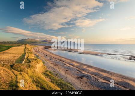 Vista Dinas Dinlle verso Yr Eifl (i rivali) sulla penisola di Llyn, Galles Foto Stock