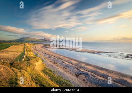 Vista Dinas Dinlle verso Yr Eifl (i rivali) sulla penisola di Llyn, Galles Foto Stock