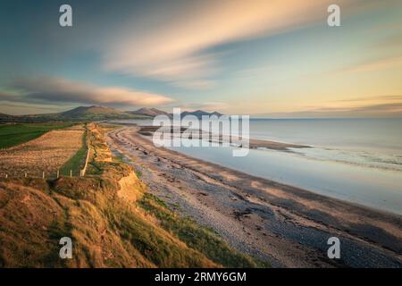 Vista Dinas Dinlle verso Yr Eifl (i rivali) sulla penisola di Llyn, Galles Foto Stock