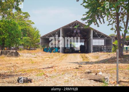 Vecchia stazione ferroviaria di Puerto Limon, Costa rica, con locomotive, binari e materiale rotabile trascurati. Stazione finale di una volta importante banana o giungla ra Foto Stock