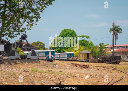 Vecchia stazione ferroviaria di Puerto Limon, Costa rica, con locomotive, binari e materiale rotabile trascurati. Stazione finale di una volta importante banana o giungla ra Foto Stock