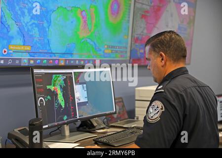 Miami, Stati Uniti. 30 agosto 2023. Gli agenti della dogana e della protezione delle frontiere degli Stati Uniti monitorano l'uragano Idalia presso l'Emergency Operations Center, il 30 agosto 2023 a Miami, Florida. Crediti: Anthony Guas/CBP Photo/Alamy Live News Foto Stock