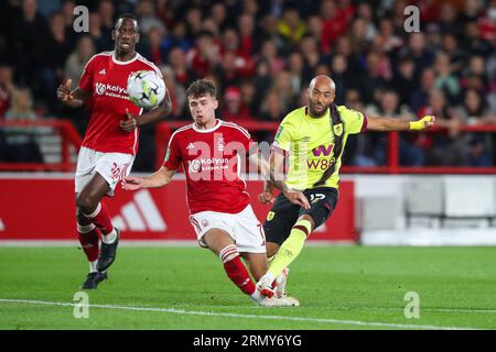 Nathan Redmond #15 di Burnley tira in porta durante la partita di Carabao Cup Nottingham Forest vs Burnley al City Ground, Nottingham, Regno Unito, 30 agosto 2023 (foto di Gareth Evans/News Images) Foto Stock