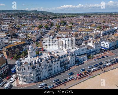 Vista aerea dell'hotel e della struttura sul lungomare di Eastbourne, East Sussex, Regno Unito. Foto Stock