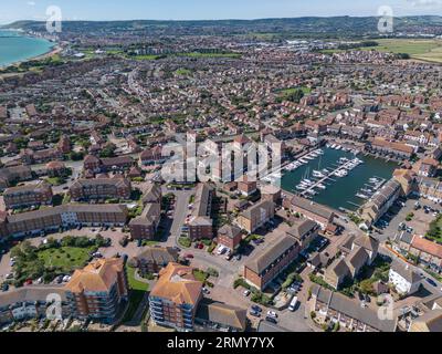 Area residenziale con vista aerea vicino al porto di Sovereign, Eastbourne, East Sussex, Regno Unito. Foto Stock