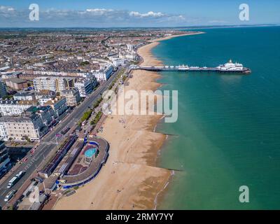 Vista aerea della spiaggia e del molo di Eastbourne, East Sussex, Regno Unito. Foto Stock