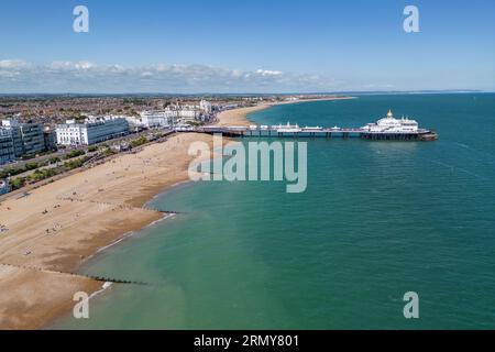 Vista aerea della spiaggia e del molo di Eastbourne, East Sussex, Regno Unito. Foto Stock