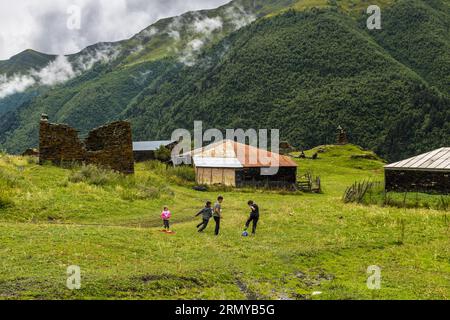 Il villaggio di Dano vicino a Dartlo a Tusheti, Georgia. Il tradizionale santuario si chiama Chati a Tusheti. Un posto del genere può essere inserito solo da uomini Foto Stock