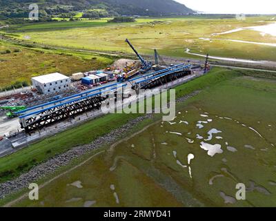 Barmouth, Galles, Regno Unito. 30 agosto 2023. Network Rail sta compiendo i preparativi finali per la sostituzione delle due sezioni principali del ponte Barmouth Rail, vecchio di 155 anni, sulla Cambrian Line nel Galles occidentale. Il ponte classificato Grade II* rimarrà chiuso a tutti i tipi di traffico, compresi i pedoni, per due mesi alla fine di questa settimana, mentre le nuove sezioni del ponte da 180 tonnellate verranno spostate sul ponte esistente e il vecchio ponte verrà tagliato e rimosso. Il lavoro di sostituzione è il culmine di un progetto di 3 anni da 30 milioni di sterline per ripristinare la struttura G.P. Essex/Alamy Live News Foto Stock