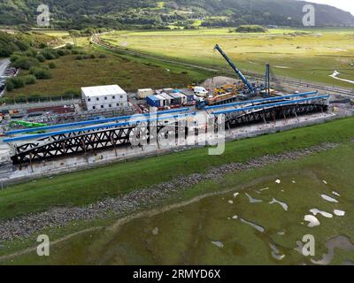 Barmouth, Galles, Regno Unito. 30 agosto 2023. Network Rail sta compiendo i preparativi finali per la sostituzione delle due sezioni principali del ponte Barmouth Rail, vecchio di 155 anni, sulla Cambrian Line nel Galles occidentale. Il ponte classificato Grade II* rimarrà chiuso a tutti i tipi di traffico, compresi i pedoni, per due mesi alla fine di questa settimana, mentre le nuove sezioni del ponte da 180 tonnellate verranno spostate sul ponte esistente e il vecchio ponte verrà tagliato e rimosso. Il lavoro di sostituzione è il culmine di un progetto di 3 anni da 30 milioni di sterline per ripristinare la struttura G.P. Essex/Alamy Live News Foto Stock