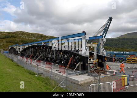 Barmouth, Galles, Regno Unito. 30 agosto 2023. Network Rail sta compiendo i preparativi finali per la sostituzione delle due sezioni principali del ponte Barmouth Rail, vecchio di 155 anni, sulla Cambrian Line nel Galles occidentale. Il ponte classificato Grade II* rimarrà chiuso a tutti i tipi di traffico, compresi i pedoni, per due mesi alla fine di questa settimana, mentre le nuove sezioni del ponte da 180 tonnellate verranno spostate sul ponte esistente e il vecchio ponte verrà tagliato e rimosso. Il lavoro di sostituzione è il culmine di un progetto di 3 anni da 30 milioni di sterline per ripristinare la struttura G.P. Essex/Alamy Live News Foto Stock