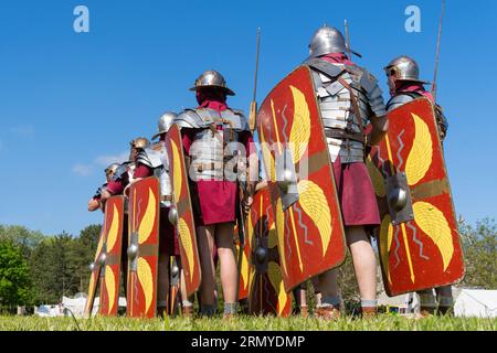 Legionari romani in armatura completa disposti in formazione Foto Stock