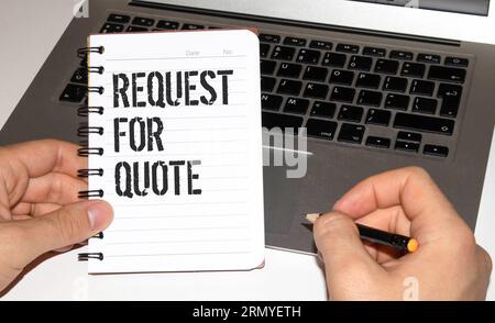 Primo piano su imprenditore tenendo una scheda con richiesta di preventivo messaggio, business Concetto di immagine con soft focus background e tono vintage Foto Stock