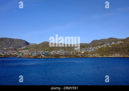 Vista di Qaqortoq, Groenlandia dal ponte di una vicina nave da crociera Foto Stock