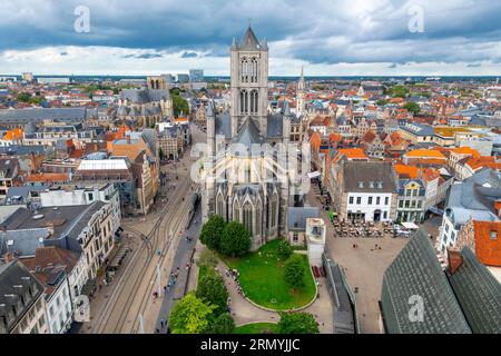 Vista dal campanile di Gand della chiesa medievale di San Nicola del XIII secolo e del quartiere della città vecchia di Gand, in Belgio. Foto Stock