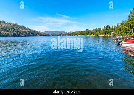 Lower Twin Lake, un piccolo lago vicino a Coeur d'Alene, nella città rurale di Twin Lakes, Idaho, nel nord dell'Idaho Panhandle degli Stati Uniti nordoccidentali. Foto Stock