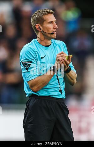 Rodney Parade, Newport, Regno Unito. 29 agosto 2023. EFL Carabao Cup Football, Newport County contro Brentford; l'arbitro Scott Oldham in azione. Credito: Action Plus Sports/Alamy Live News Foto Stock