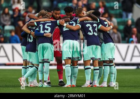 Rodney Parade, Newport, Regno Unito. 29 agosto 2023. EFL Carabao Cup Football, Newport County contro Brentford; i giocatori di Brentford si riuniscono prima del calcio d'inizio. Credito: Action Plus Sports/Alamy Live News Foto Stock