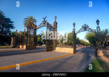 Ingresso principale del famoso General San Martin Park nella città di Mendoza, Argentina, decorato con stemma e condor con ali estese Foto Stock