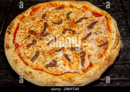 Tradizionale pizza di acciuga (alicci) con impasto artigianale a lunga stagionatura. "vera pizza" napoletana Foto Stock