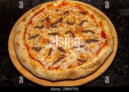 Tradizionale pizza di acciuga (alicci) con impasto artigianale a lunga stagionatura. "vera pizza" napoletana Foto Stock