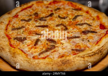 Tradizionale pizza di acciuga (alicci) con impasto artigianale a lunga stagionatura. "vera pizza" napoletana Foto Stock