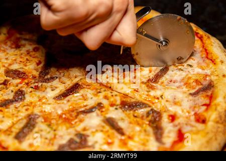 Tradizionale pizza di acciuga (alicci) con impasto artigianale a lunga stagionatura. "vera pizza" napoletana Foto Stock