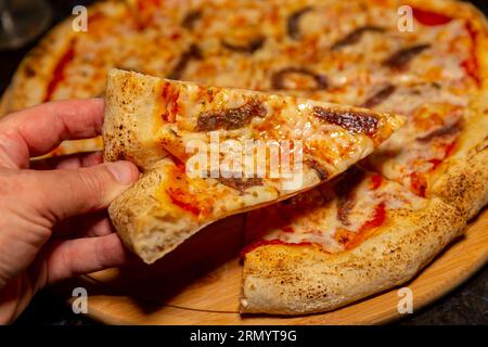 Tradizionale pizza di acciuga (alicci) con impasto artigianale a lunga stagionatura. "vera pizza" napoletana Foto Stock