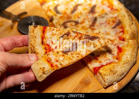 Tradizionale pizza di acciuga (alicci) con impasto artigianale a lunga stagionatura. "vera pizza" napoletana Foto Stock