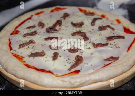 Tradizionale pizza di acciuga (alicci) con impasto artigianale a lunga stagionatura. "vera pizza" napoletana Foto Stock