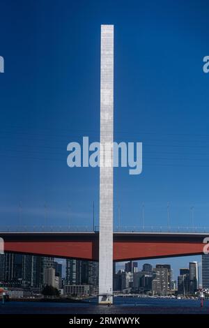 Foto dal porto di Meblurne in una bella giornata di sole incentrata sulla vista del Bolte Bridge mentre ti avvicini a Melbourne dall'acqua. Foto Stock