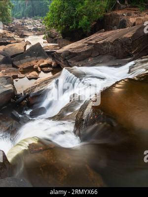 Lungo il percorso Pakse Loop, moto d'acqua a lunga esposizione, meravigliose formazioni rocciose e grandi massi scintillanti, guardando il tramonto lungo il Vang ng Foto Stock