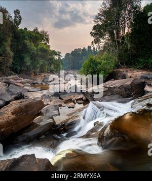 Lungo il percorso Pakse Loop, moto d'acqua a lunga esposizione, meravigliose formazioni rocciose e grandi massi scintillanti, guardando il tramonto lungo il Vang ng Foto Stock